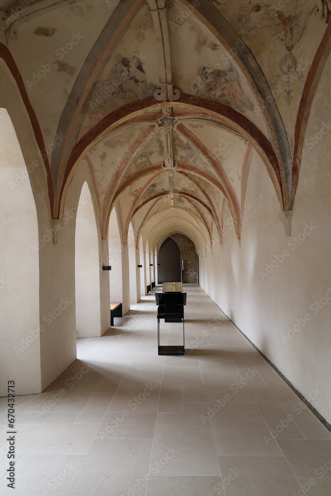 Blick in den Kreuzgang von Kloster Dalheim im Paderborner LAnd
