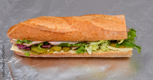 Apetyczna kanapka zrobiona z bagietki francuskiej 