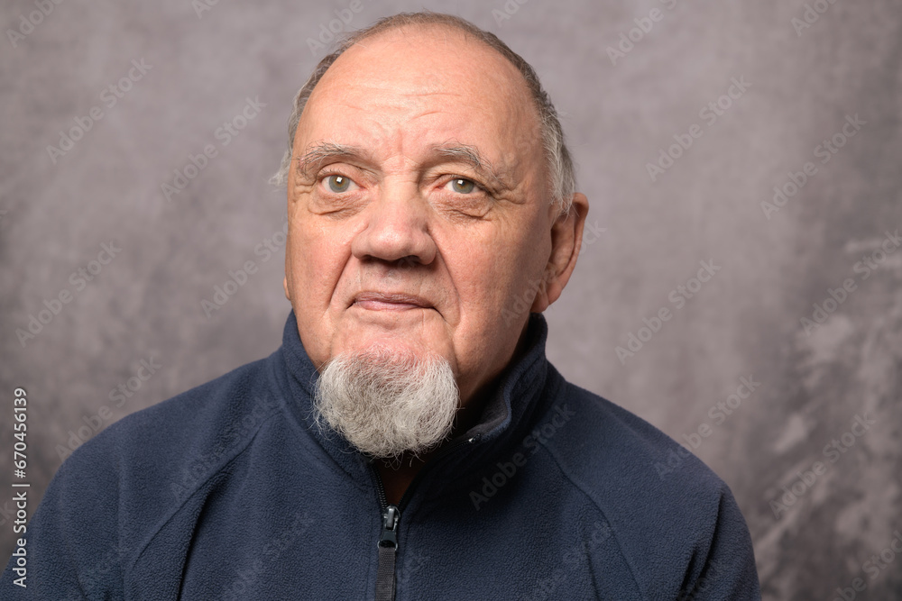 portrait vieil homme de face sur fond gris portrait vieil homme de face sur fond gris