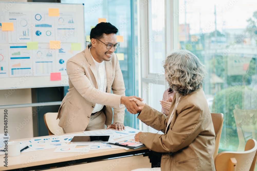Obraz premium business people shaking hands during a meeting in office