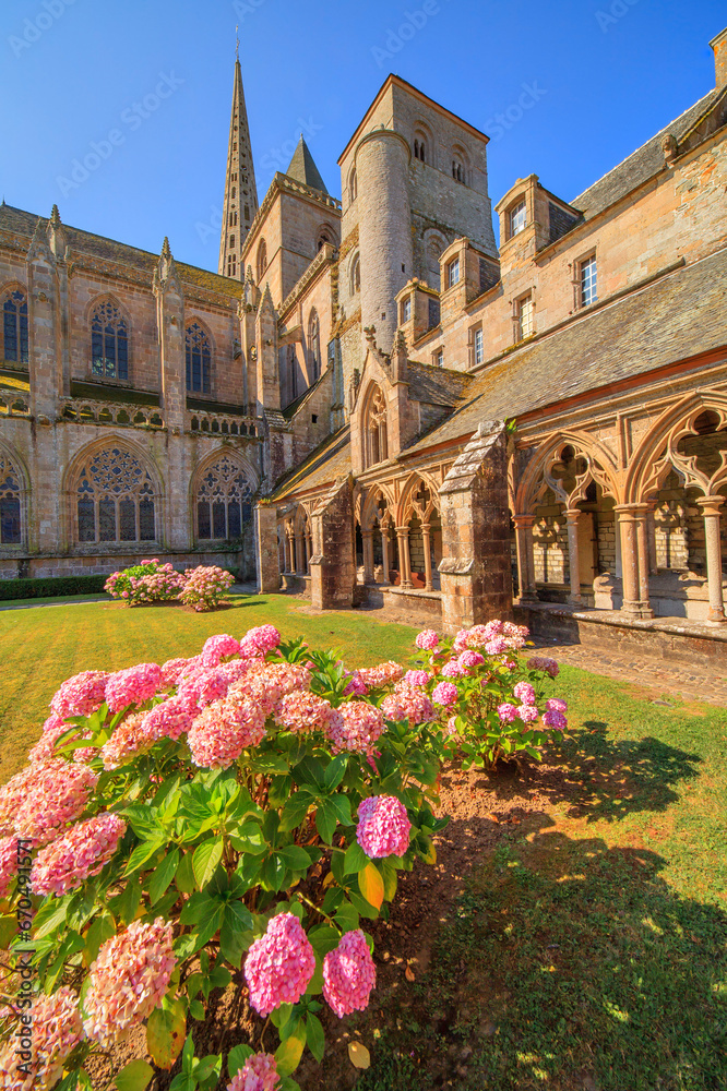 Fototapeta premium Cloître de la cathédrale Saint-Tugdual de Tréguier, Côtes-d'Armor, Bretagne