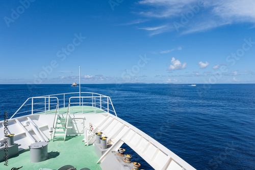 フェリーの船首から見える渡嘉敷島 © y.tanaka