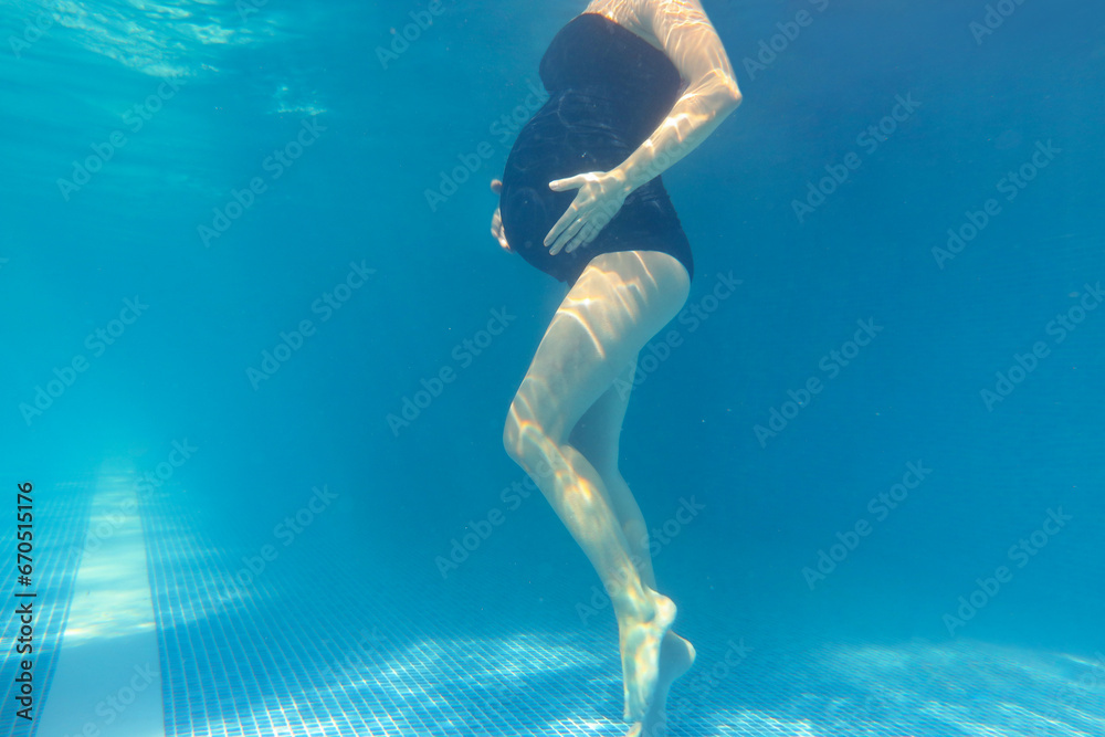 Pregnant woman in the pool. - obrazy, fototapety, plakaty 