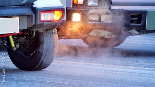 冬風景　アイスバーンの道　水蒸気を排出する車　
