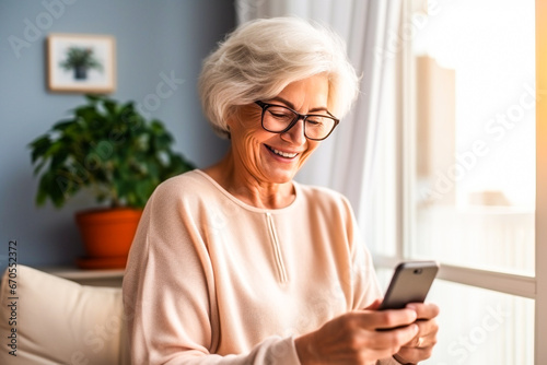 Femme senior utilisant son téléphone portable et souriant