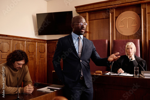 Schilderij op canvas Confident attorney in formalwear speaking to prosecution side during trial sessi