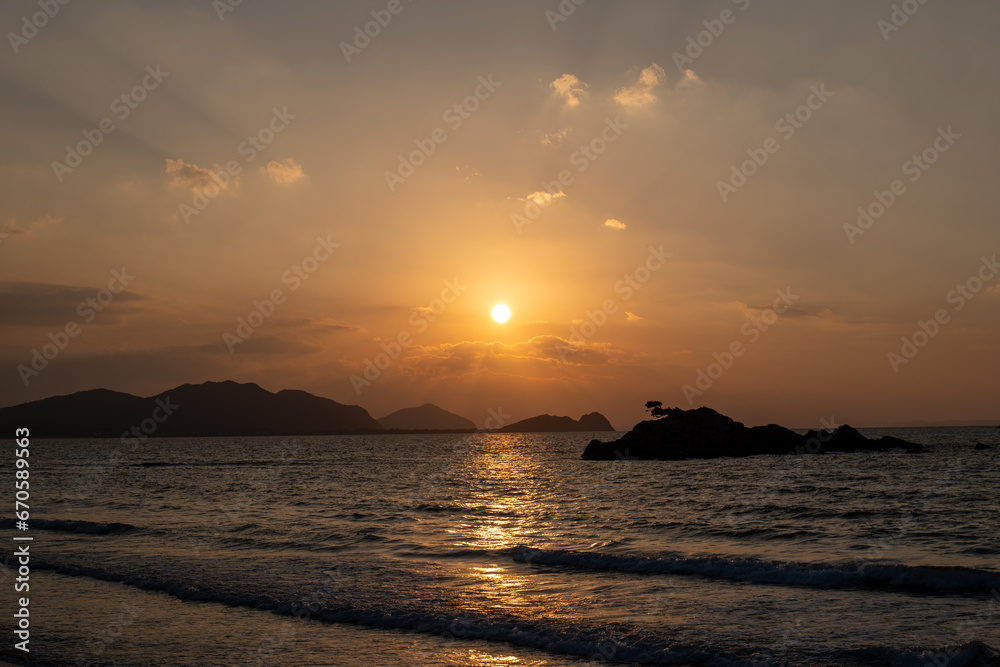 糸島半島から眺めた海に沈む夕日