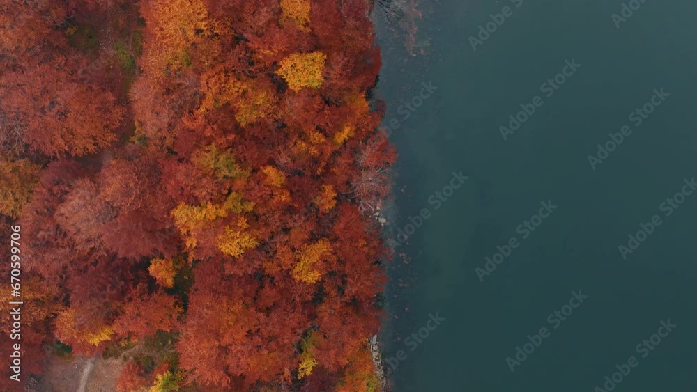 vista di un lago autunnale dall'alto sulle montagne delle alpi