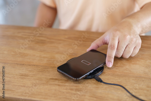 Charging mobile phone battery with wireless charging device in t