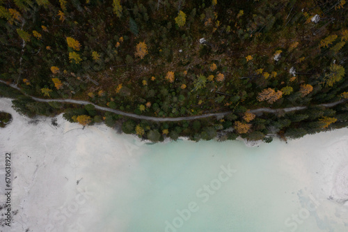 Drohnenaufnahme von einem Wald am See zur Herbstzeit. Viele bunte und kräftige Farben vom Wald und See Drohne 2
