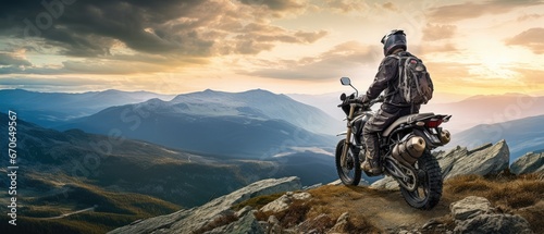Fotografia fearless biker perched at the edge of a rugged mountain cliff