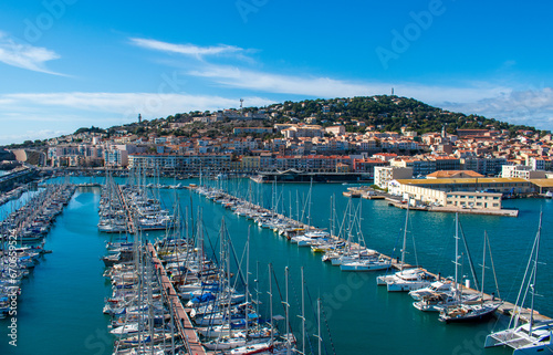 Le port de plaisance de Sète et le mont Saint Clair dans le département de l'Hérault en France photo