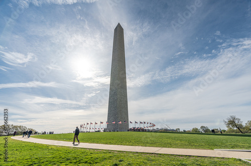 Obraz na płótnie Washington monument in sunny day, National Mall, Washington D.C., USA w salonie