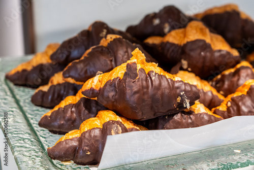 Obraz na płótnie Closeup chocolate croissant on glass plate w salonie