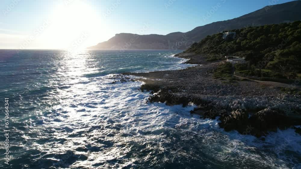 oucher de soleil au dessus de la mer agitée et des rochers - Côte d'Azur Méditerranée France oucher de soleil au dessus de la mer agitée et des rochers - Côte d'Azur Méditerranée France