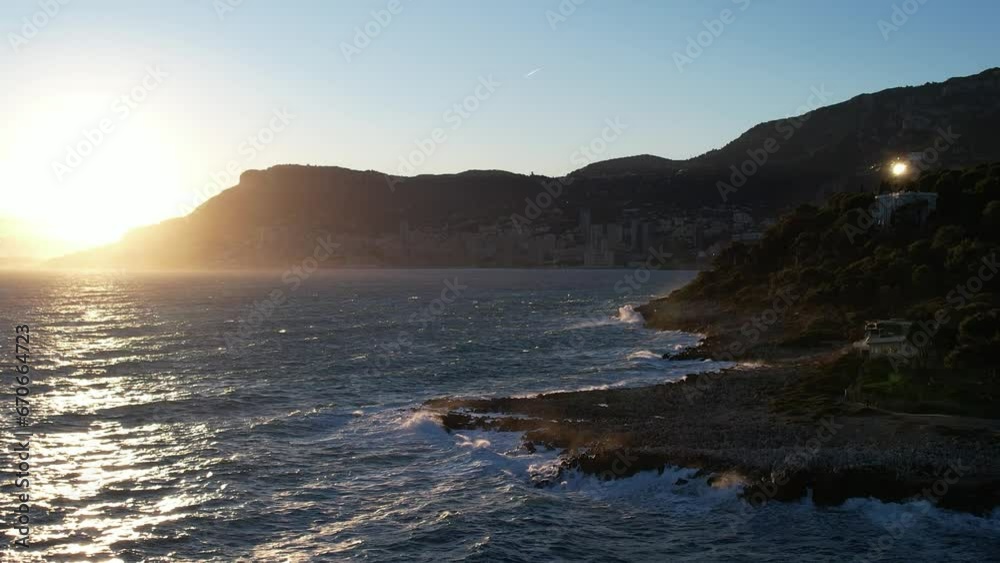 coucher de soleil coloré d'automne et tempête au dessus de la mer et des rochers - Côte d'Azur Méditerranée coucher de soleil coloré d'automne et tempête au dessus de la mer et des rochers - Côte d'Azur Méditerranée