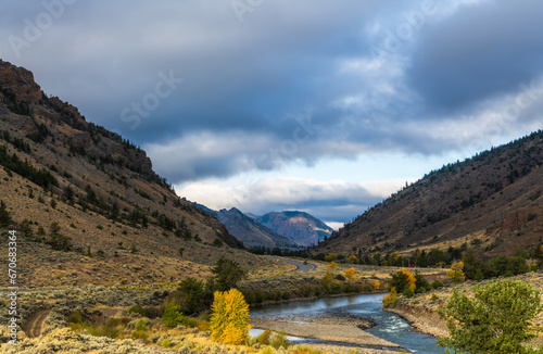 Cuadro en lienzo Landscape of the Shoshone River Valley in the Absaroka Mountains with the North
