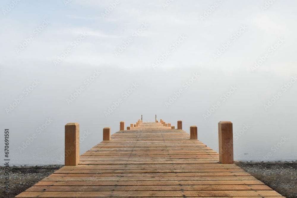 Obraz premium muelle de madera entre la niebla