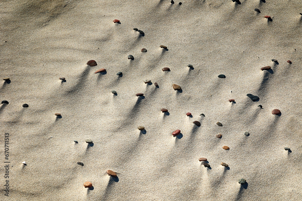Kolorowe kamienie na plaży nad morzem. - obrazy, fototapety, plakaty 