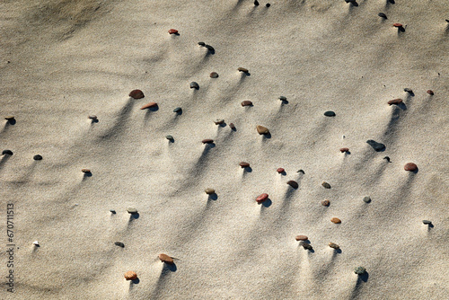 Kolorowe kamienie na plaży nad morzem.