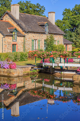 Malestroit, Bretagne, maison de l'écluse, canal de Nantes à Brest photo