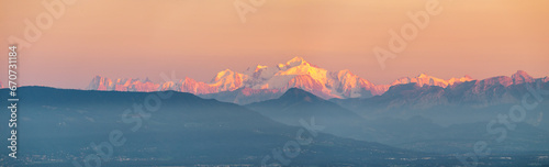 Panorama des Alpes avec le Mont-Blanc depuis le mont Mourex
