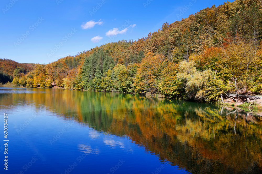 Vida Dam Lake in in autumn colours, Transylvanian Alps, Romania, Europe