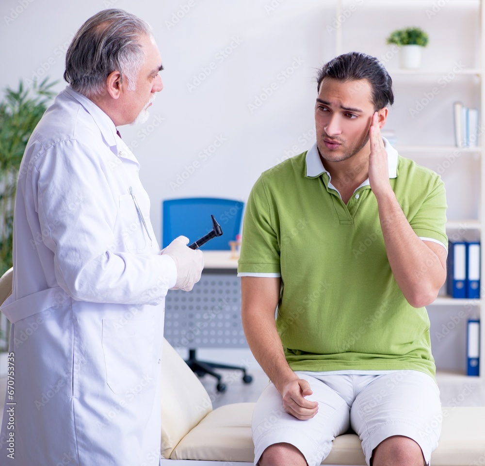 Obraz premium Male patient visiting doctor otolaryngologist