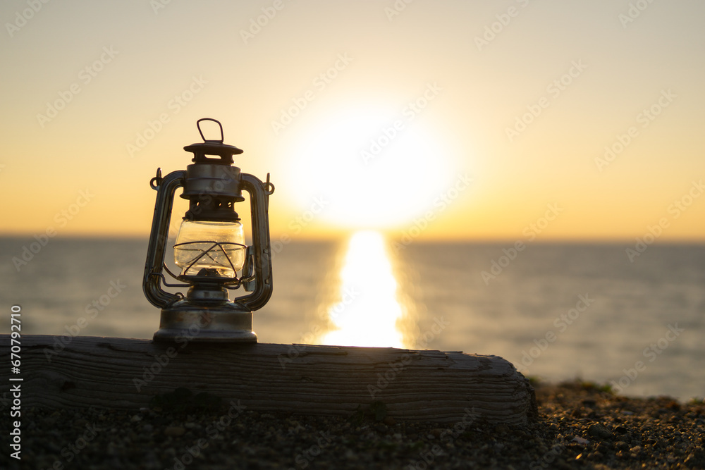 夕日とオイルランタン