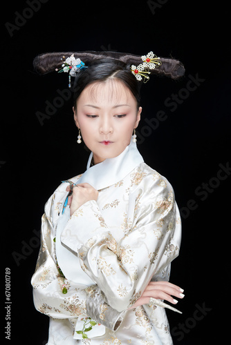 Fotografía A Asian woman dressed in Qing Dynasty Empress attire
