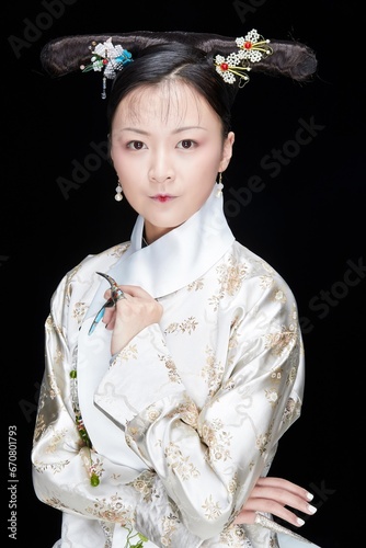 Fotografía A Asian woman dressed in Qing Dynasty Empress attire