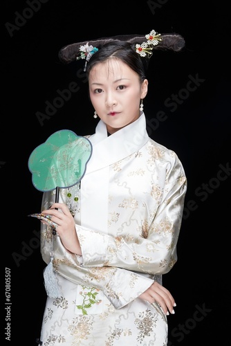 Fotografía A Asian woman dressed in Qing Dynasty Empress attire