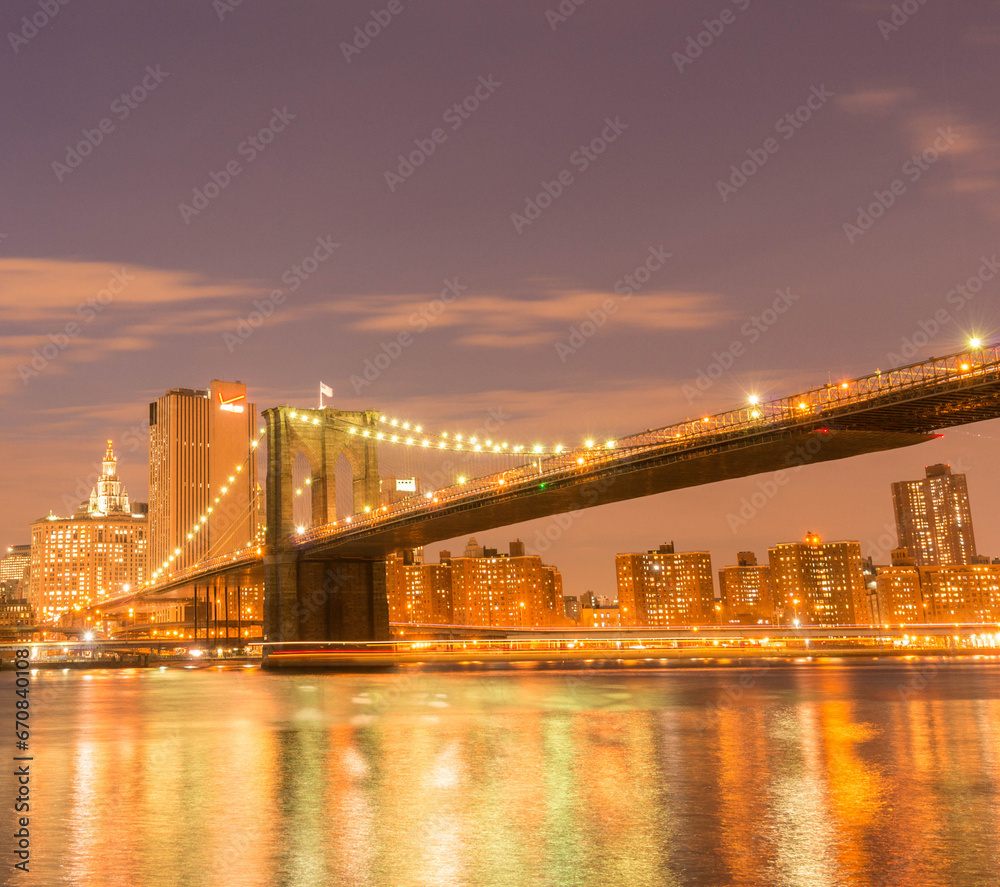 Fototapeta premium Night view of Manhattan and Brooklyn bridge