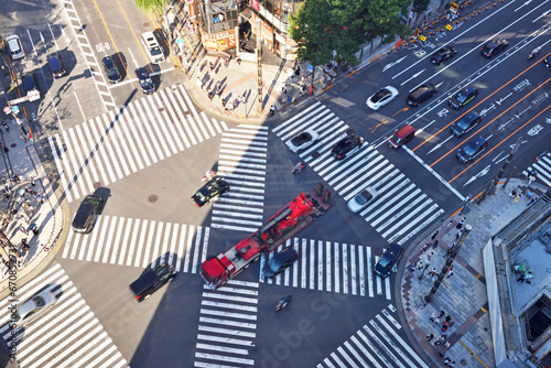 銀座スクランブル交差点を通過する赤い車両 photo