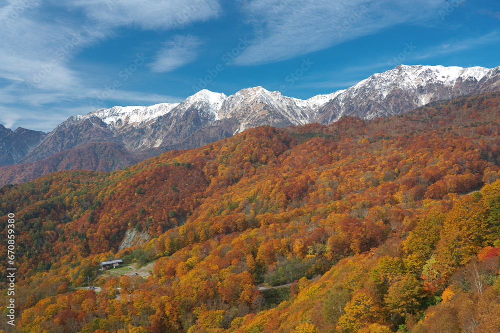 白馬三山を望む栂池高原の秋の三段紅葉