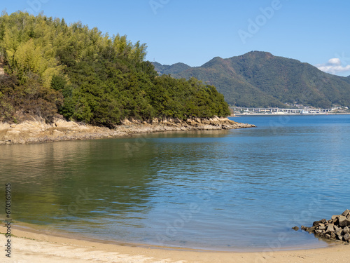 佐木島(広島県三原市)の海岸と穏やかで美しい瀬戸内海の風景。
