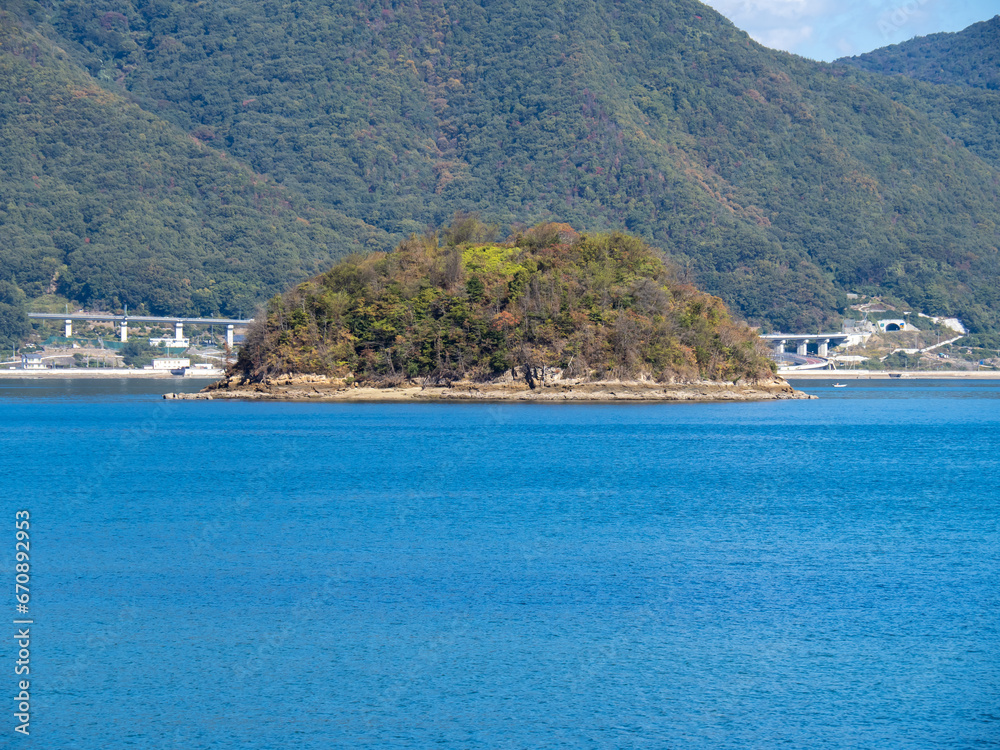 宿禰島(すくねじま。広島県三原市の無人島。)と瀬戸内海の風景。佐木島から撮影。
