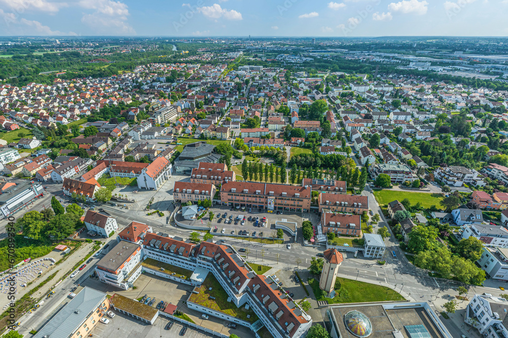 Die schwäbische Stadt Gersthofen nördlich von Augsburg von oben