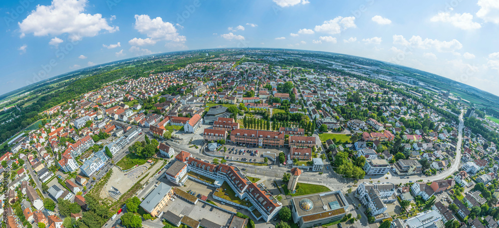 Die schwäbische Stadt Gersthofen nördlich von Augsburg von oben