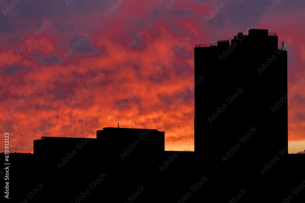 Silhouettes d'immeubles dans un ciel de feu lors d'un coucher de soleil