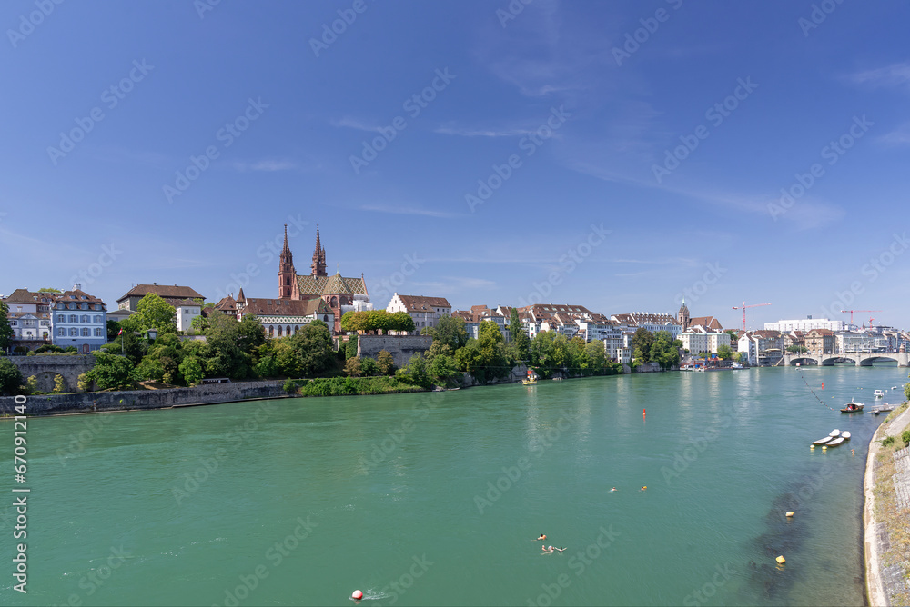 Obraz premium The Rhine with the old town of Basel to the left