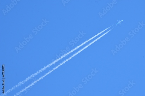 快晴の青空と飛行機雲