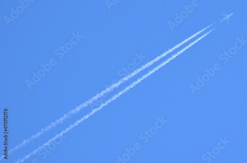 快晴の青空と飛行機雲