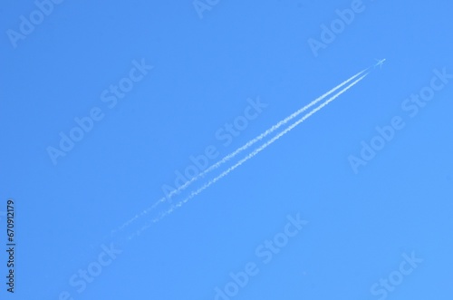 快晴の青空と飛行機雲