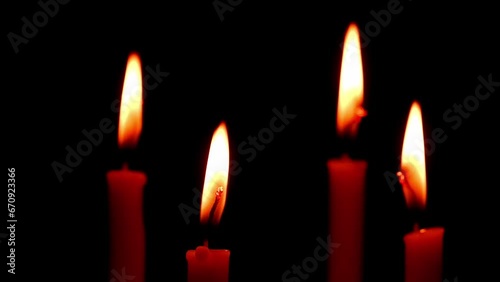 暗闇に灯る4本のローソク（クリスマスのアドベントクランツ）
