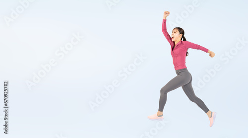ジャンプするスポーツウェアを着た女性（切り抜き背景透過PNGも販売しております。作成者リンクから「PNG」で検索してください）