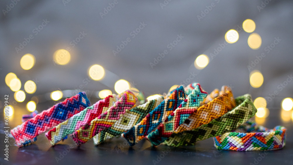 Bracelets brésiliens - bracelets d'amitié colorés - créations artisanales - obrazy, fototapety, plakaty 
