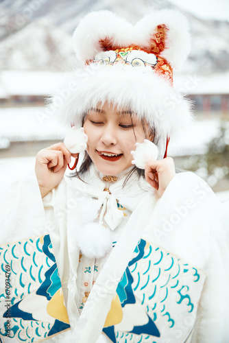 After a heavy snowfall, beautiful women in ancient costumes are seen in the scenic area