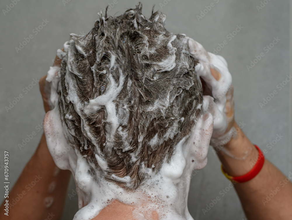 Szampon pieni się na męskich włosach pod prysznicem - obrazy, fototapety, plakaty 