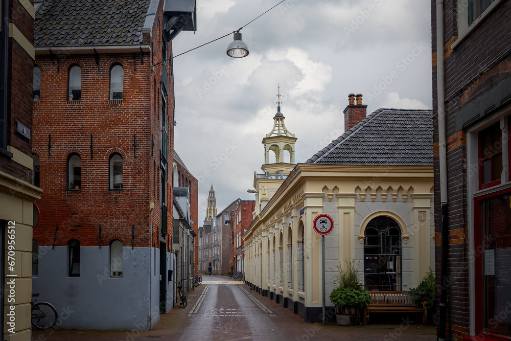 Obraz premium Groningen, the city center of the capital in the province of Groningen, with the beautiful churches, many bicycles and buildings and narrow streets